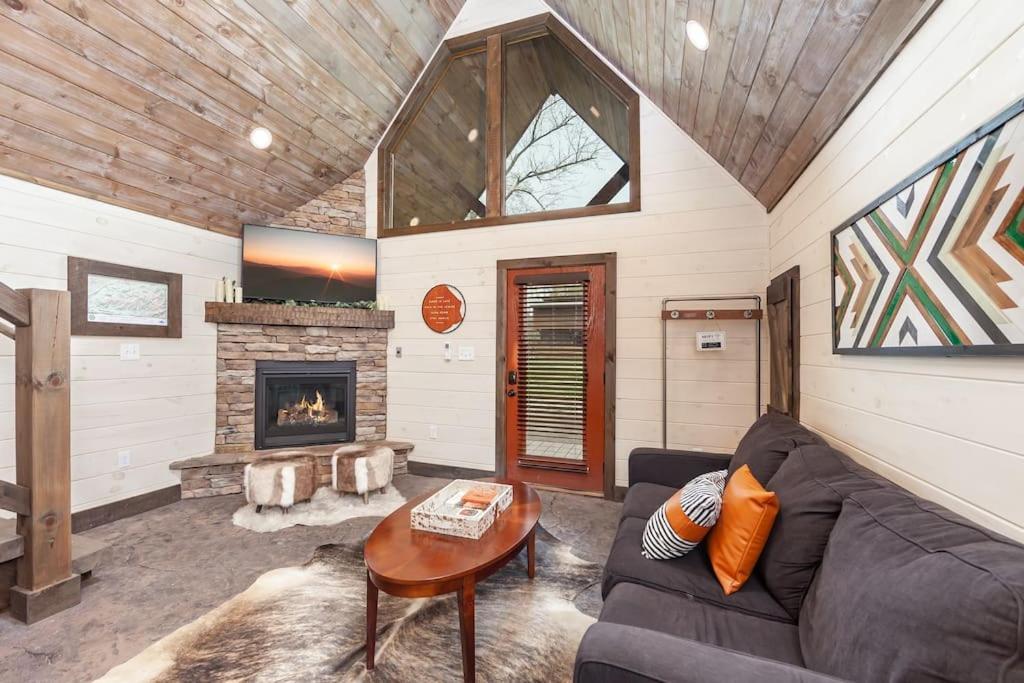 Romantic A-Frame Private Hottub Firepit Neargsmnp Sevierville Dış mekan fotoğraf